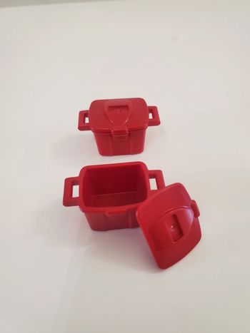 Playmobil accessoires 2 caisses boîtes de rangement rouges avec couvercle ouvrable très bon état