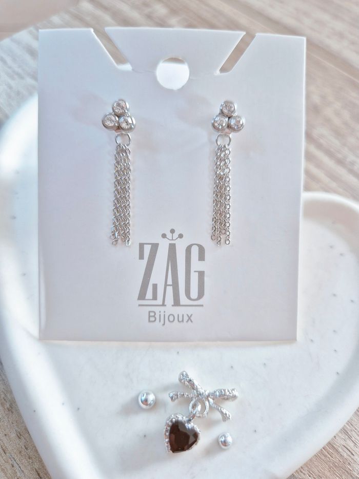 Boucles d'oreilles argentées et zircons Zag