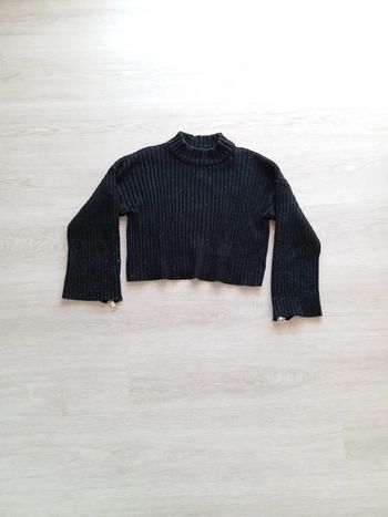 Pull court à col noir avec fermeture éclair sur les manches