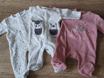 Lot pyjamas rose et 2 blancs