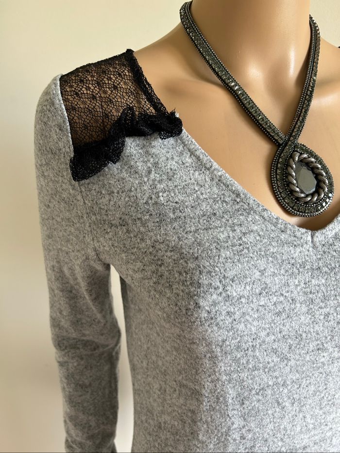 Pull gris et noir avec dentelle Naf Naf taille S excellent état - photo numéro 4