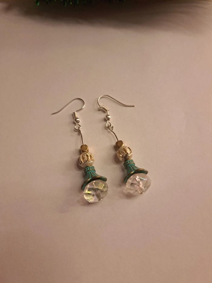 Boucles d'oreilles pendante blanche et verte - photo numéro 2