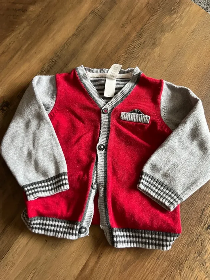Gilet baby club gris et rouge 1 an