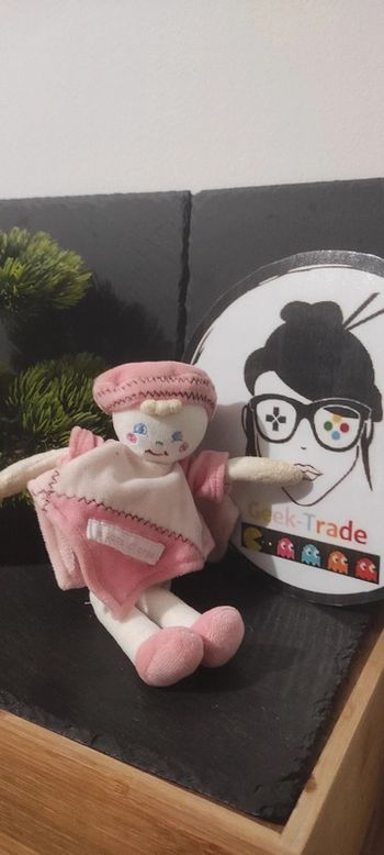 Doudou poupée fille béret et cape rose chapeau rose sucre d'orge