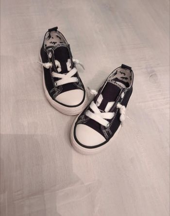 Tennis noires et blanches