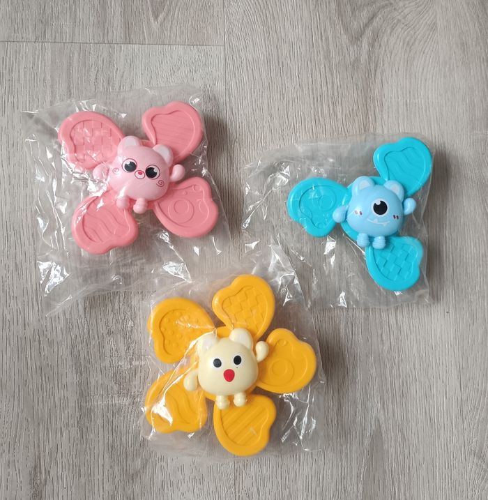 💛🩷🩵 3 Spinners colorés pour bébé .  Toupies avec ventouse se fixe sur la chaise haute ou la baignoire - photo numéro 3