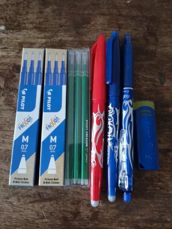 Lot stylos et recharges frixion
