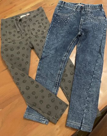 Lot de 2 jeans pantalons 4 ans.
