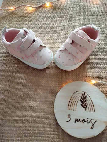 Chaussures type basket fille tape à l'oeil taille 6 mois