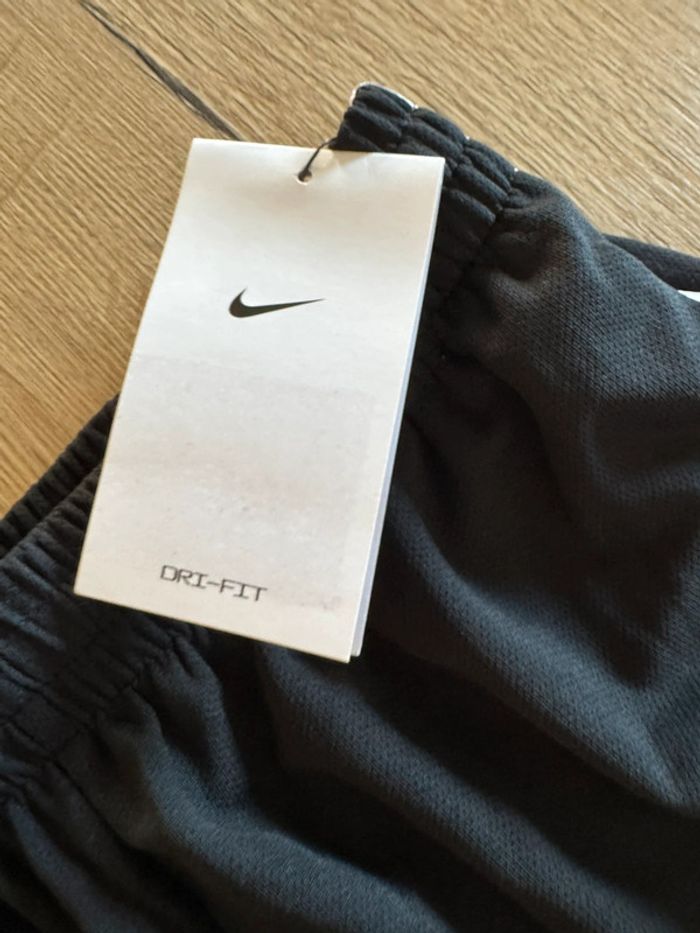 Short Nike dri-fit taille M 10-11 + ans neuf avec étiquettes - photo numéro 6
