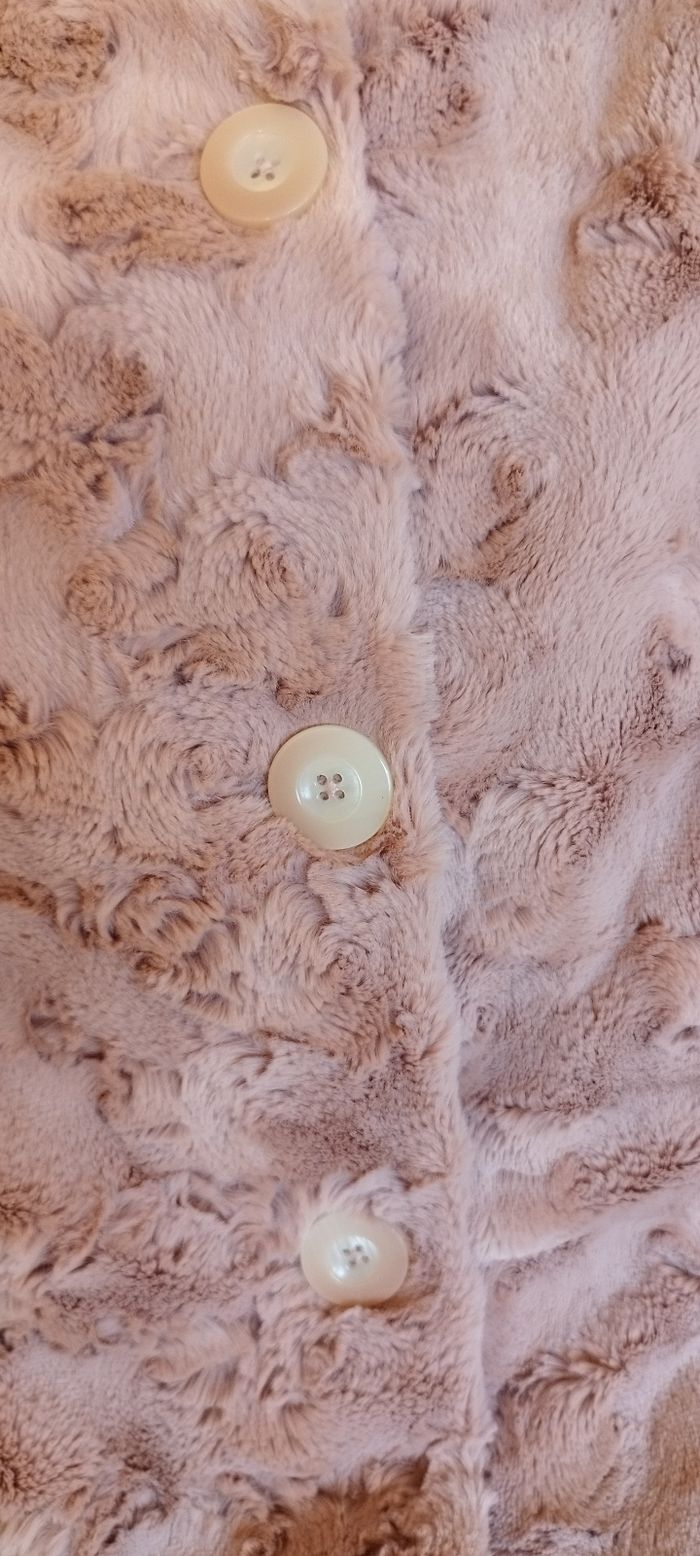 Veste manteau fourrure 3/4 C&A grande taille 48, couleur vieux rose, avec boutons et poches. Neuf - photo numéro 8
