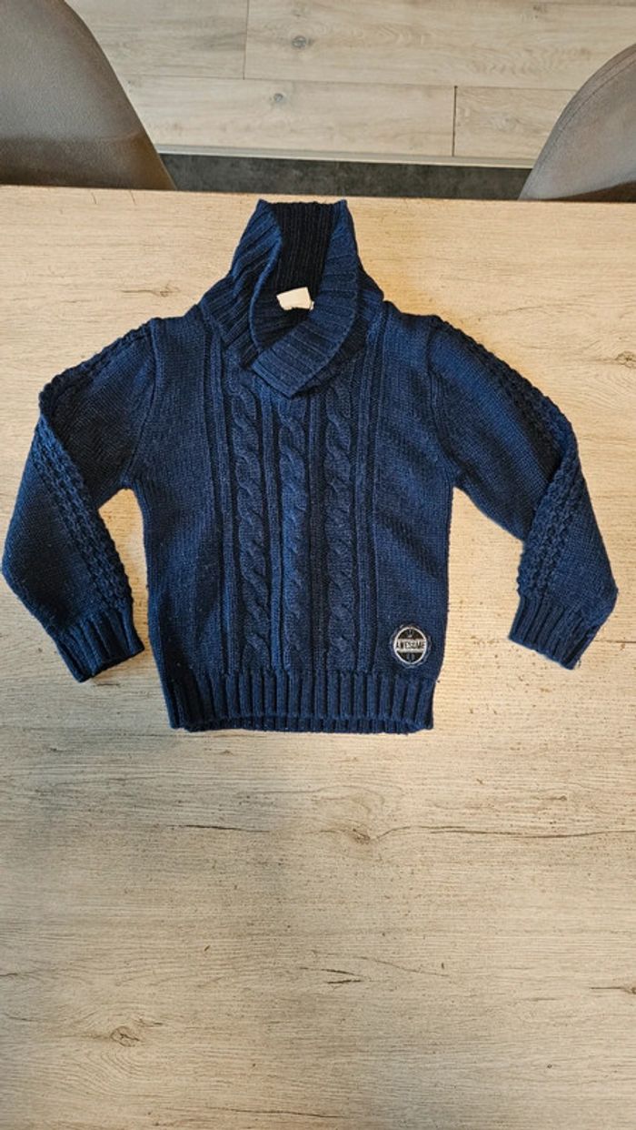 Pull bleu foncé à manches longues et col en V, New Basic, 4/5 ans, bon etat - photo numéro 2