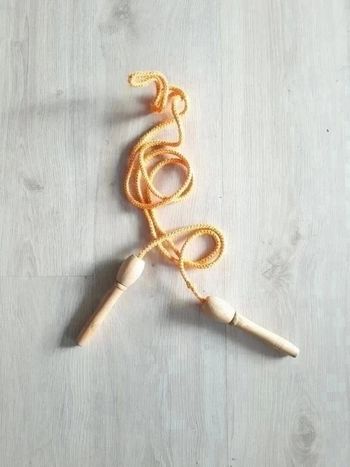 Corde à sauter enfants manches en bois.