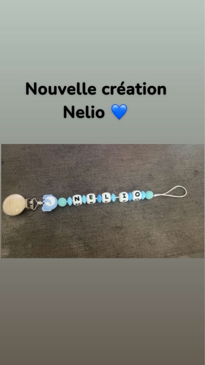 Coffret avec anneaux de dentition personnalisée.