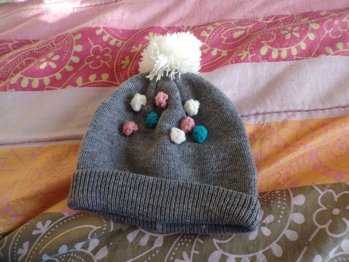 Bonnet gris à pompons neuf