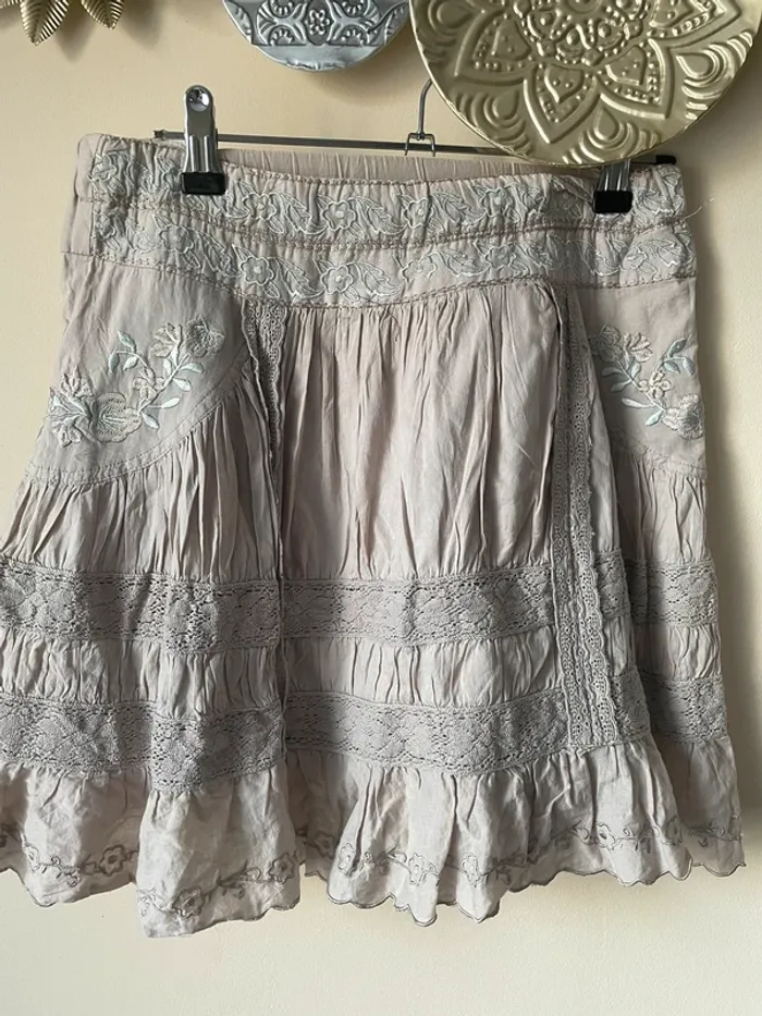 Jupe beige brodée