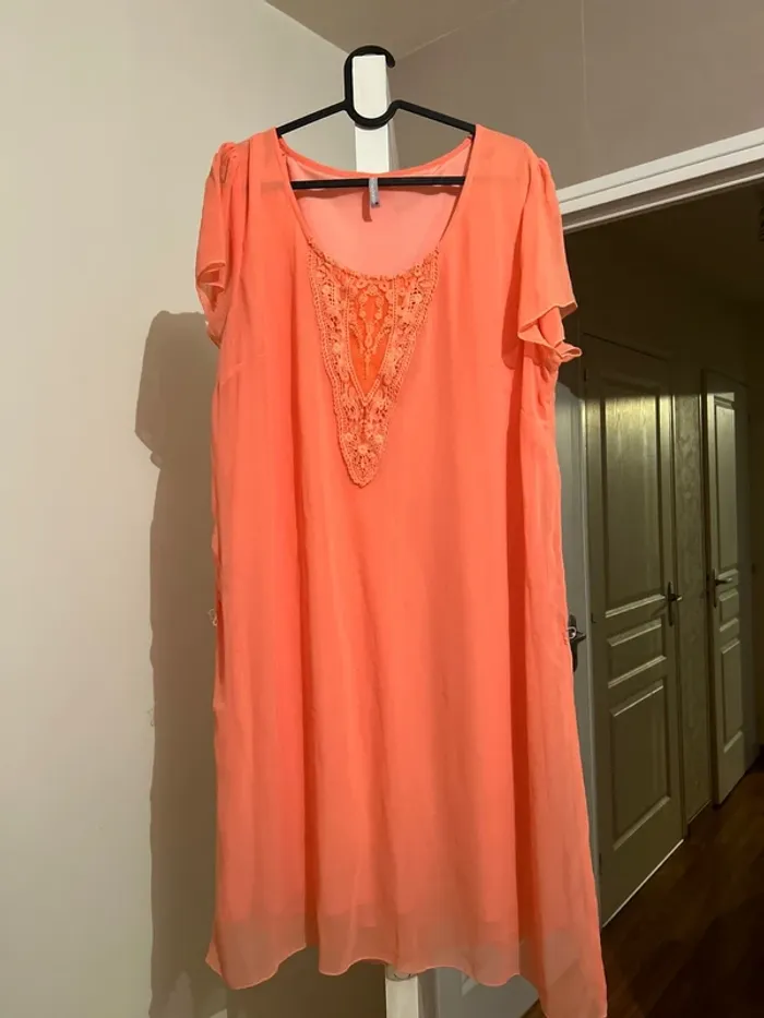 Robe corail.