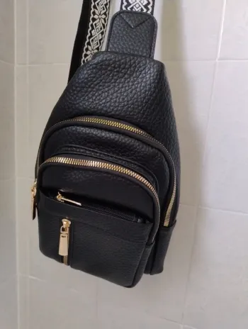 Sac noir poitrine