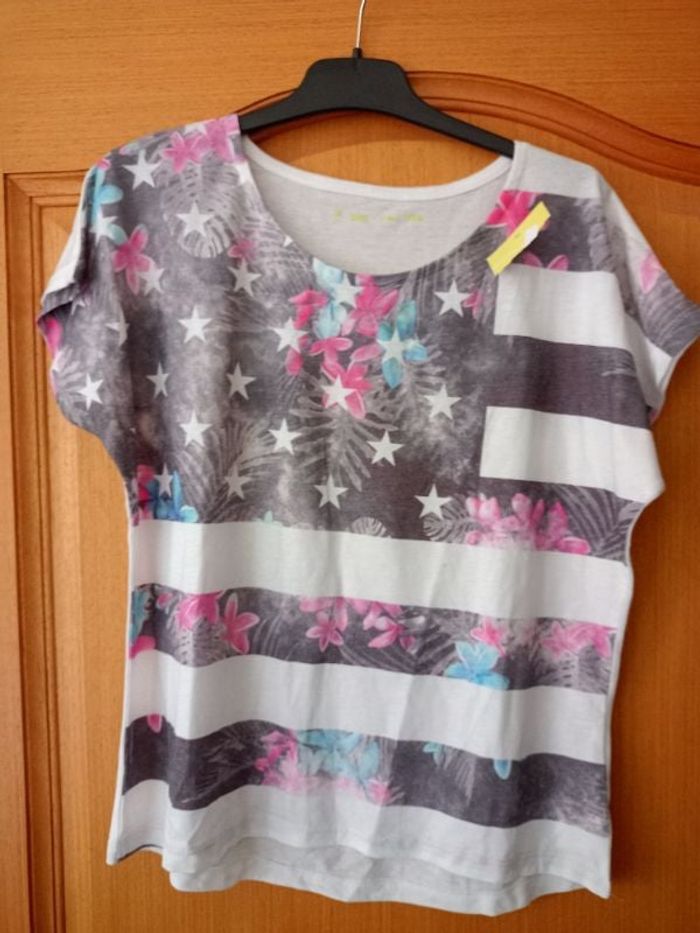 Tee shirt fille 12 ans neuf sans étiquette