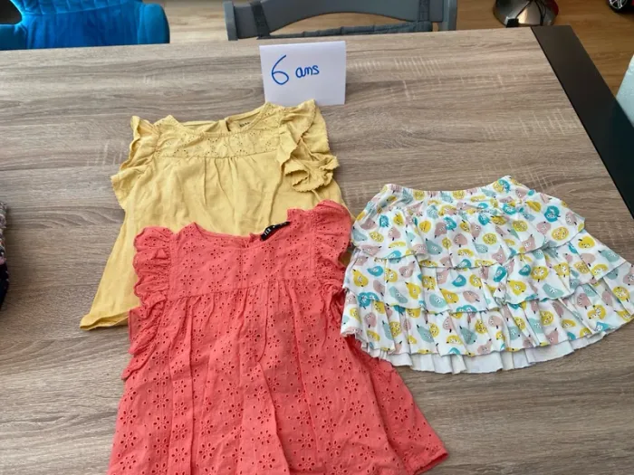 Lot 2 T-shirts fille et une jupe 6 ans Petit Bateau