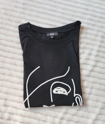 Tee-shirt noir à motif visage brodé – Taille XS – C&A – Très bon état