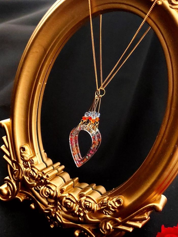 Magnifique collier pendentif en résine avec chaîne dorée