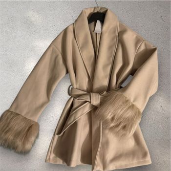 Court manteau à fourrure beige 