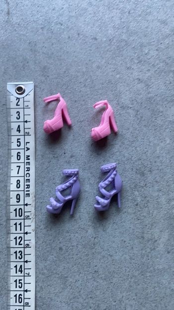 Lot accessoires chaussures pour poupée Barbie