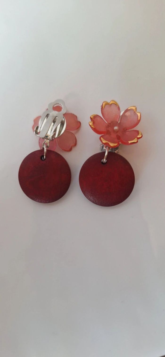 Boucles d’oreilles à clips rouges et fleurs roses foncé - photo numéro 2