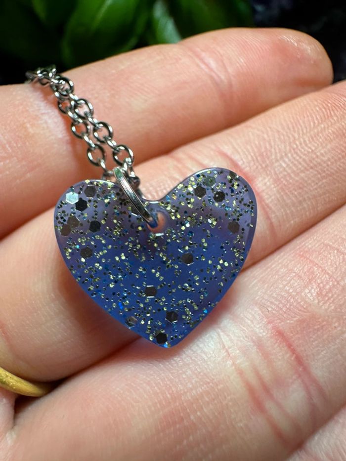 Pendentif petit cœur en résine bleue et doré - photo numéro 8