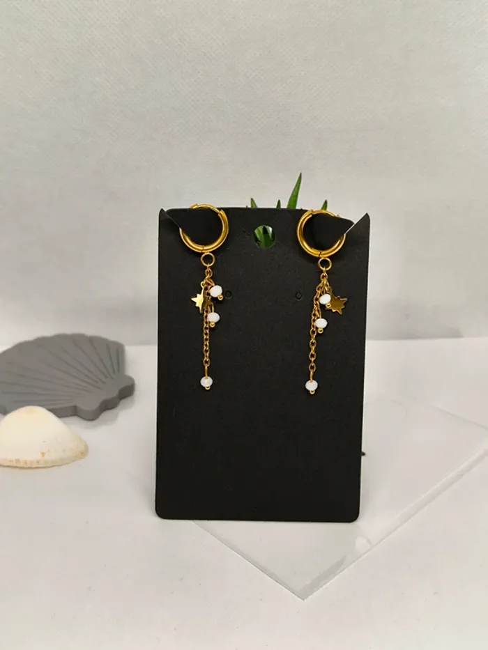 Boucles d'oreilles dorées étoile polaire et perles blanches - photo numéro 7