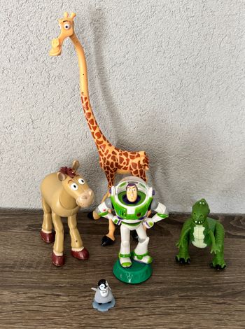 Lot de figurines de dessin animés