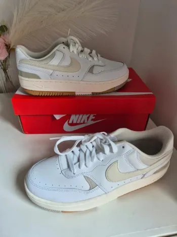 Nike Gamma Force Taille 40.5 EUR  blanc et beige sneaker basket NEUVE avec boite