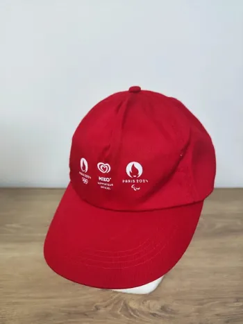 Casquette rouge JO 2024, très bon état