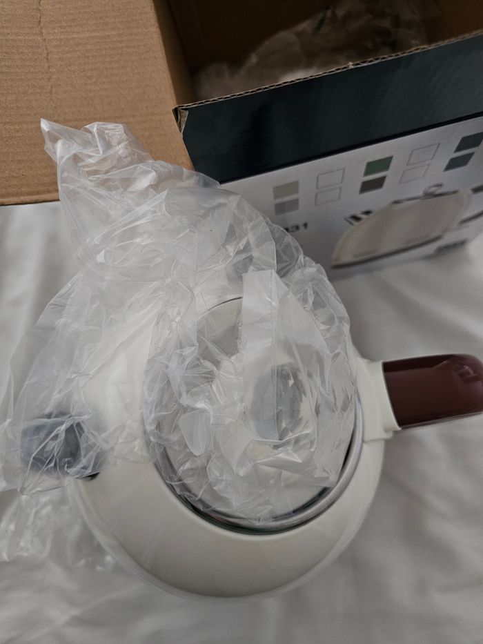 Bouilloire neuve blanche et marron - photo numéro 3