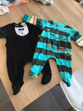Lot 2 pyjamas taille 3 mois