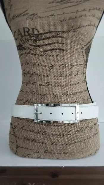 Ceinture blanche boucle rectangle strass 90 cm