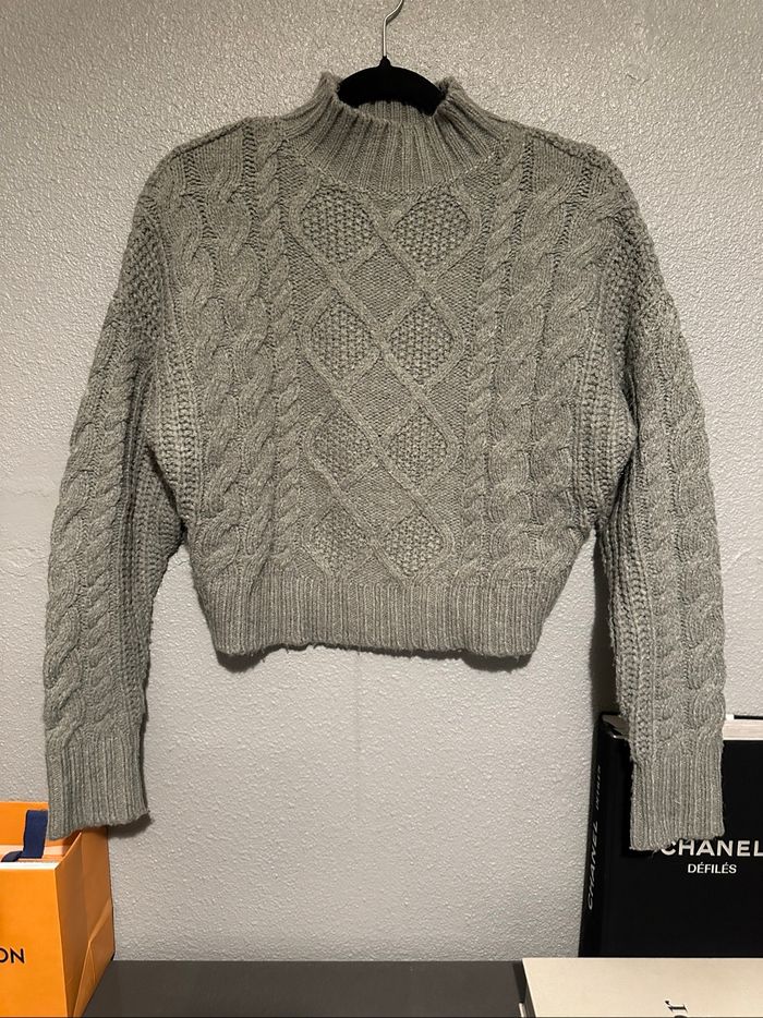 Pull gris maille torsadé