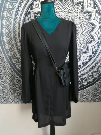 Robe noire cintrée à la taille manches longues col v / cherry paris / (M)