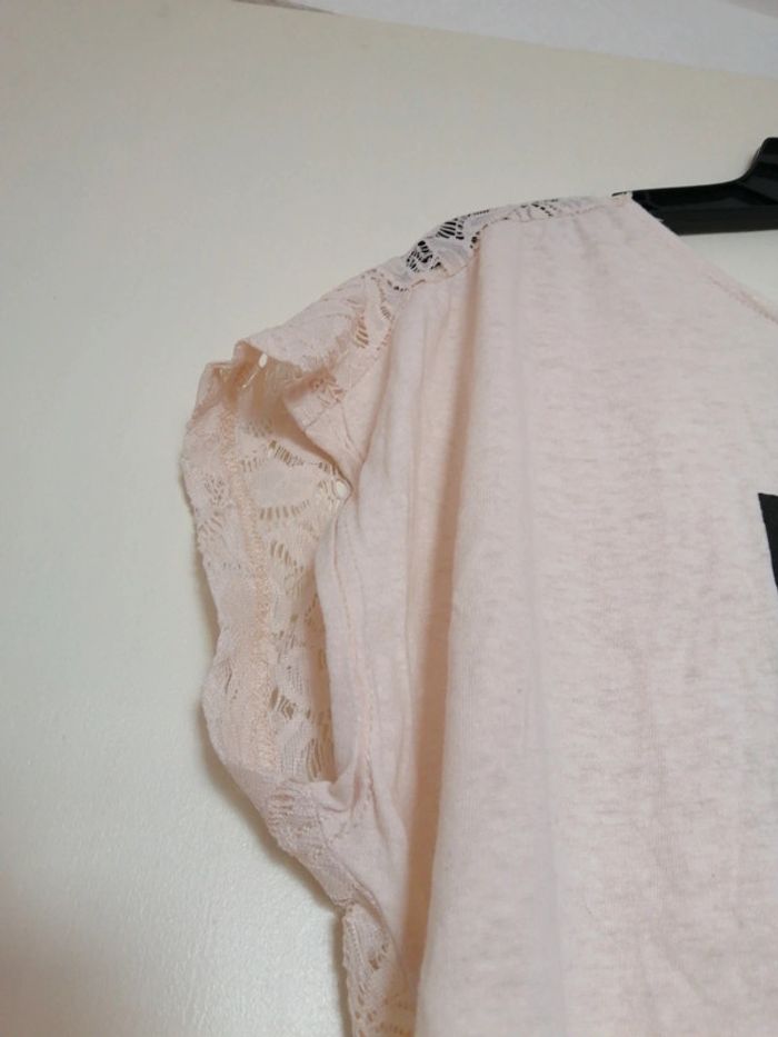 Voici un haut beige/rose clair en dentelle dans le dos taille M marque G-maxx - photo numéro 4