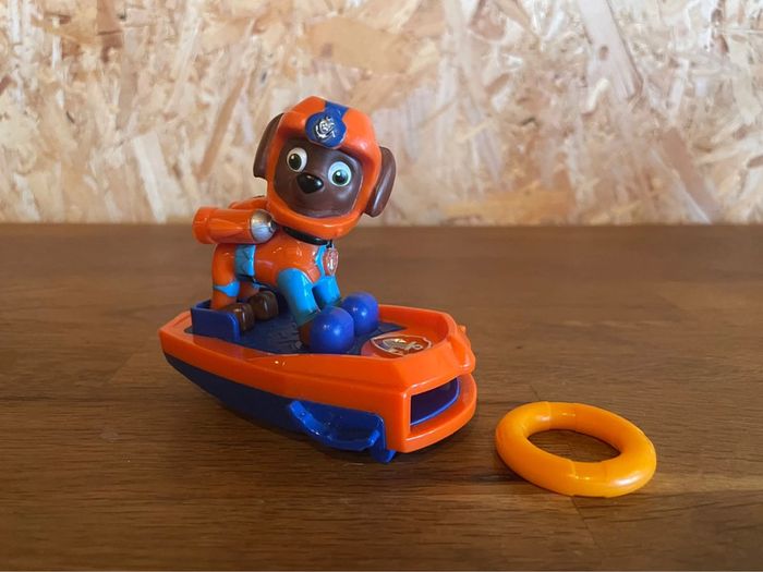 Idée cadeau 🎁 Figurine Zuma Launching Surfboard de la Pat Patrouille avec sa bouée à lancer - photo numéro 2