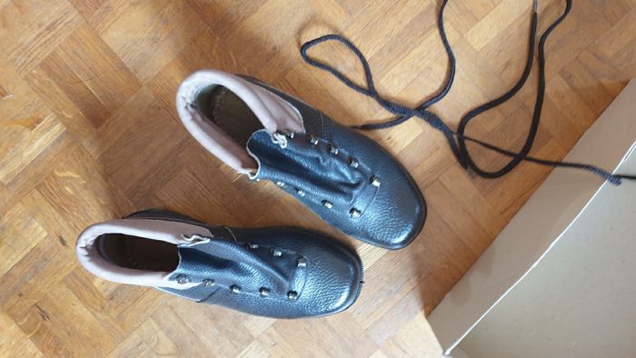 Neuf chaussures de sécurité en cuir taille  38 BACOU - photo numéro 3