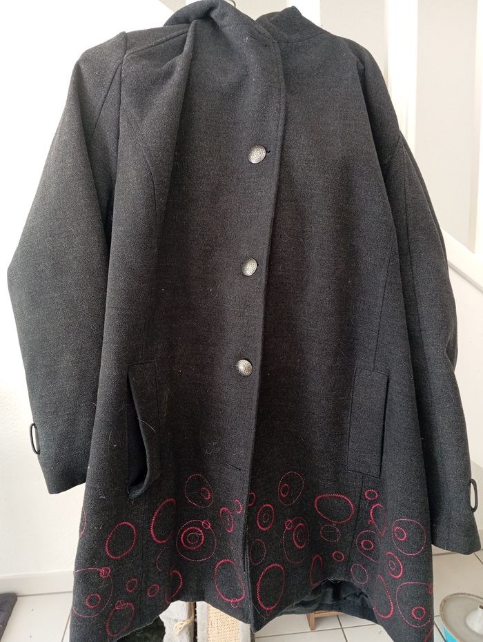 Manteau gris rond rose - photo numéro 2