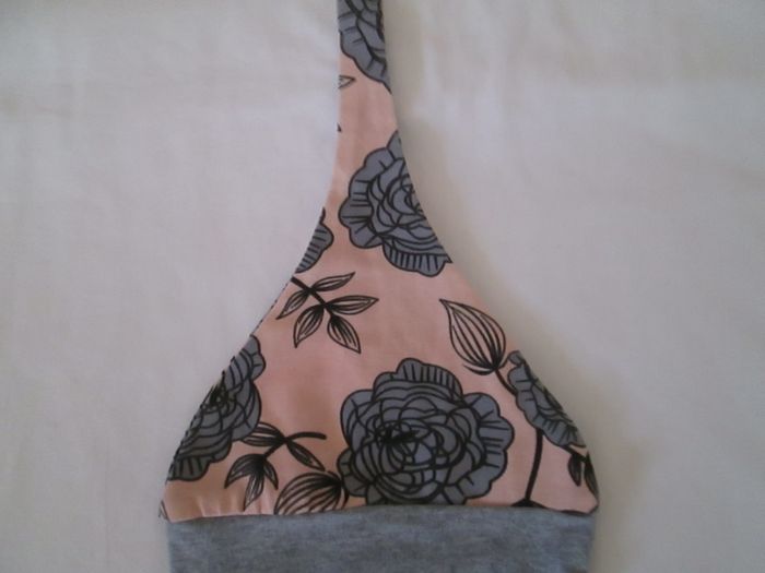 Bonnet rose fleurs grises - photo numéro 2