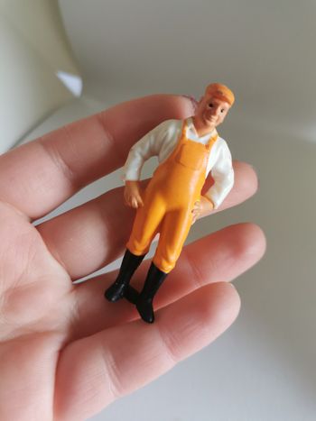Figurine vintage jardinier en salopette orange