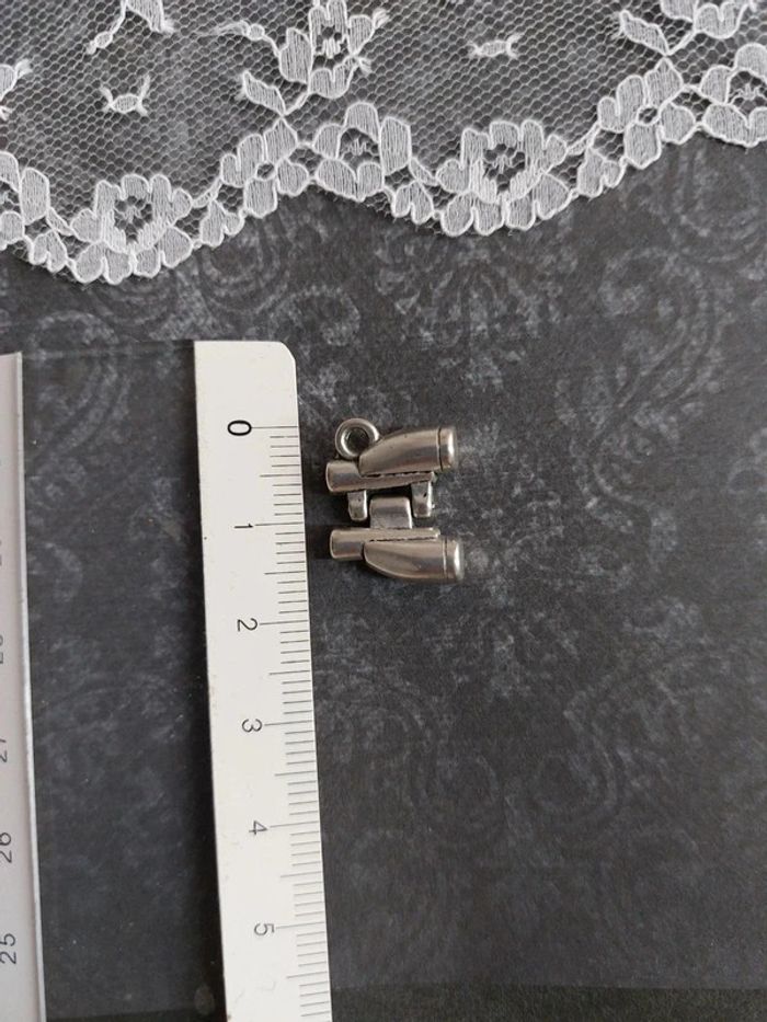 pendentif paire de jumelle d'observation, couleur argenté - photo numéro 3