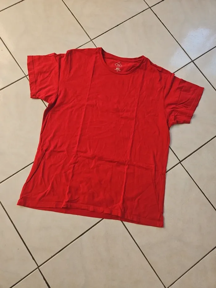 Tee-shirt femme / haut rouge / tee-shirt rouge