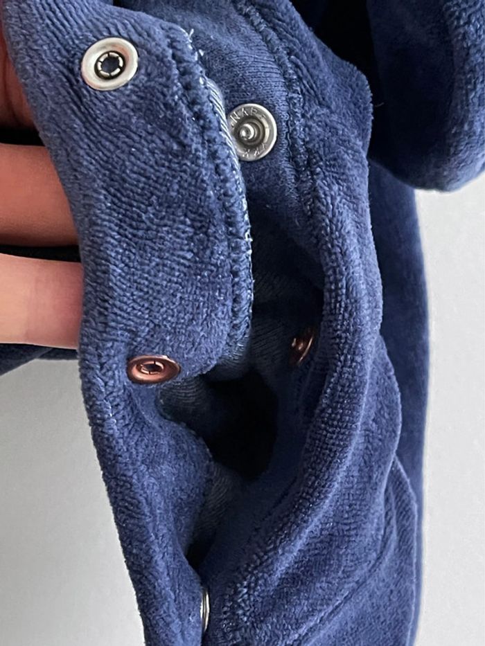 Adorable dors bien / pyjama en velours bleu marine Marks & Spencer taille 0-3 mois - photo numéro 4