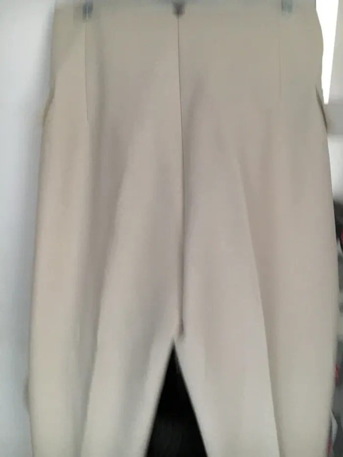 Tres beau pantalon beige classique .cintré à la taille - photo numéro 3