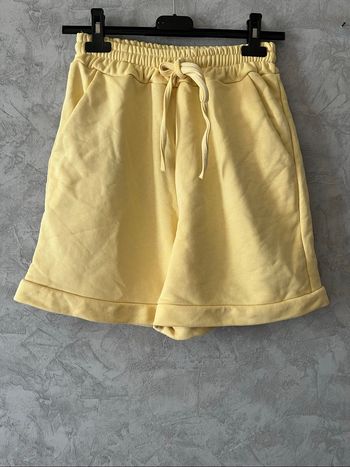 Short jaune